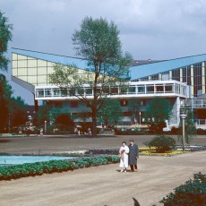 Blick aus dem Grugapark auf die Rückseite der Grugahalle