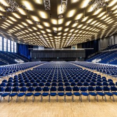 Die Grugahalle mit Reihenbestuhlung und Blick von der Bühne